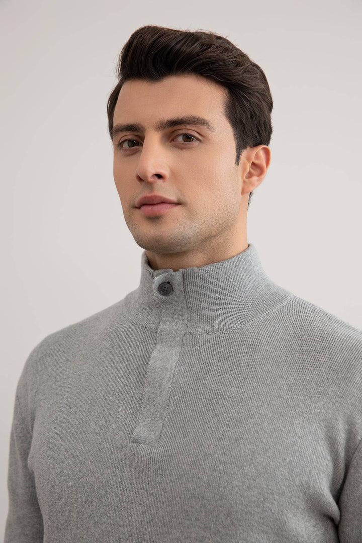 Sivi melange pulover s polu-zatvaračem