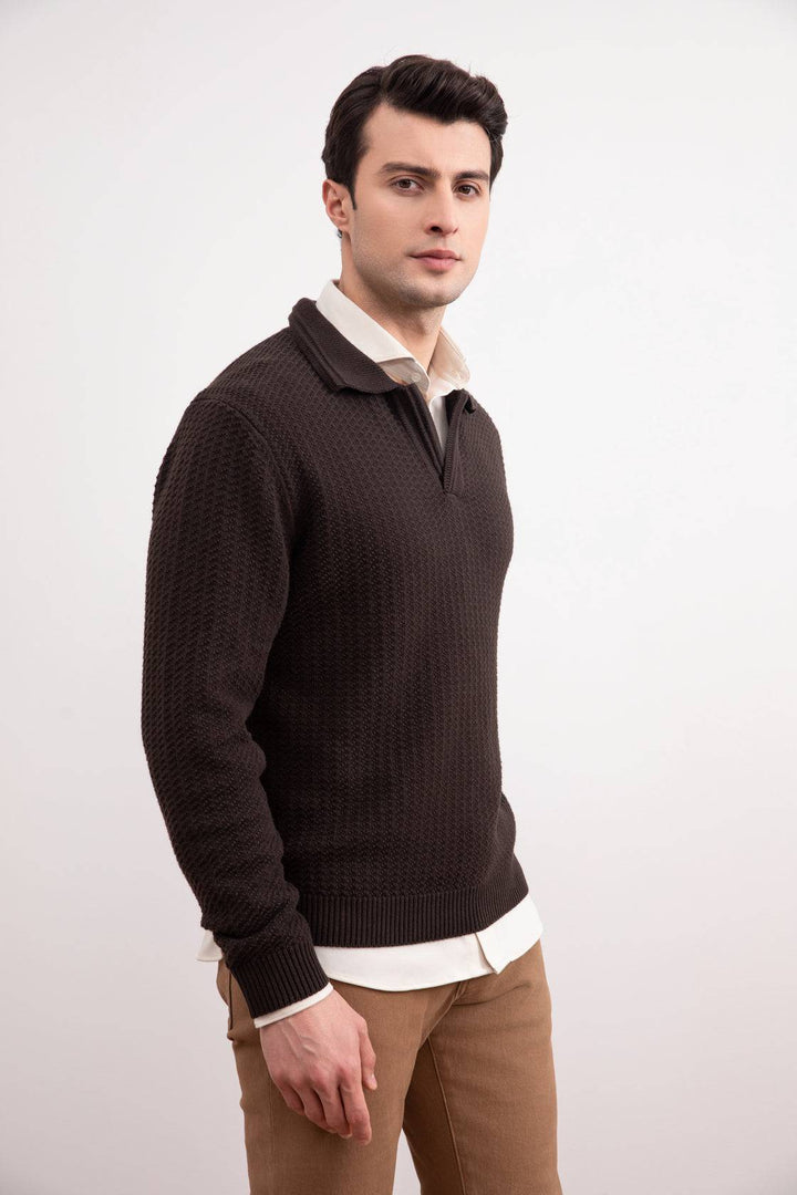 Tamno smeđi teksturirani otvoreni polo pulover